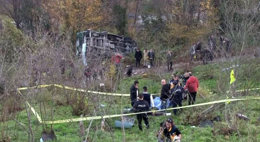 Zonguldak’ta öğrencileri taşıyan servis devrildi: 1 ölü, 19 yaralı