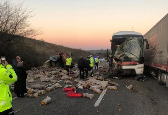Yolcu otobüsü ile kamyon çarpıştı! Ölü ve yaralılar var…