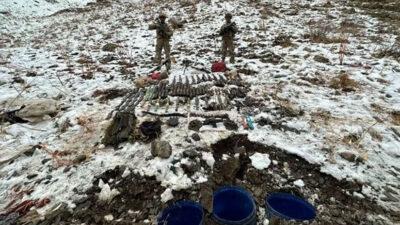 Hakkari’de toprağa gömülü bidonlarda silah ve mühimmat ele geçirildi