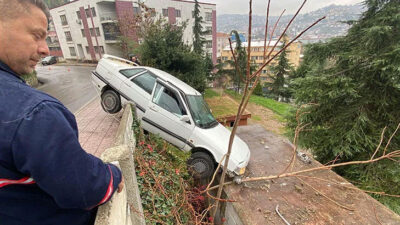 Faciaya ramak kala, otomobille duvarda askıda kaldılar