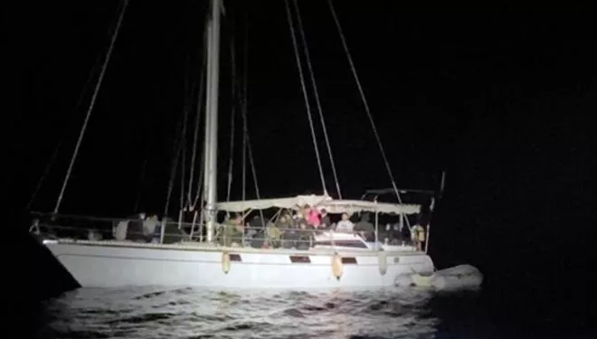 Yelkenli teknede 87 düzensiz göçmen kurtarıldı Yelkenli teknede 87 düzensiz göçmen kurtarıldı