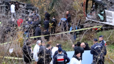 Servis kazasındaki 9 öğrencinin tedavisi sürüyor, şoför yoğun bakımda