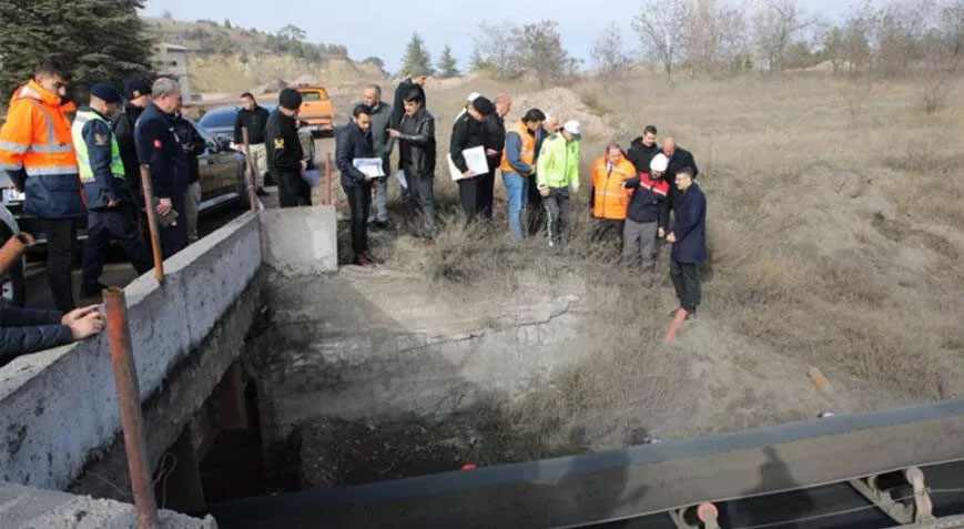 Köprüde çatlaklar oluştu, ağır vasıtalara kapatıldı Köprüde çatlaklar oluştu, ağır vasıtalara kapatıldı