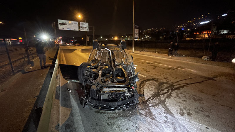 Bursa'nın Osmangazi ilçesinde aydınlatma direğine çarpıp takla atan otomobildeki 3