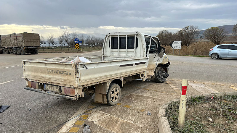 Bursa’da kamyonetle otomobil çarpıştı: 4 yaralı Bursa’da kamyonetle otomobil çarpıştı: 4 yaralı