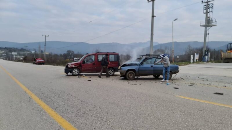 Bursa’da trafik kazası Bursa'nın Orhaneli ilçesinde meydana gelen trafik kazasında 2 kişi yaralandı.