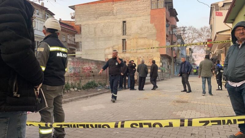 Bursa’nın İznik ilçesinde yanındaki bir temel kazısı sebebiyle 4 katlı