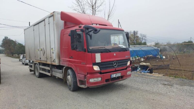 Bursa’da meydana gelen trafik kazasında, bir kamyon önünde dönüş yapan