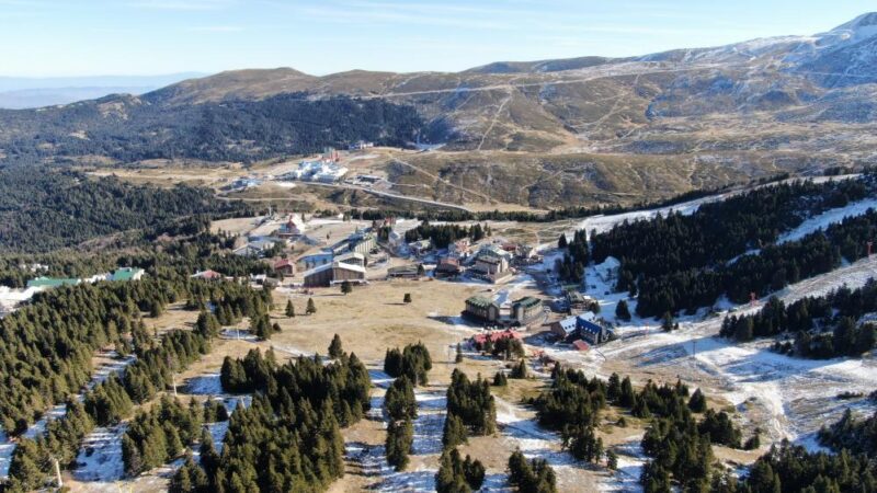 Türkiye'nin önemli kış merkezlerinden Uludağ'daki otel rezervasyonları, kar yağışının yeterli