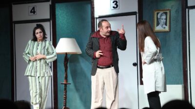 İnegöllüler “Deliler Evi” ile kahkahaya boğuldu