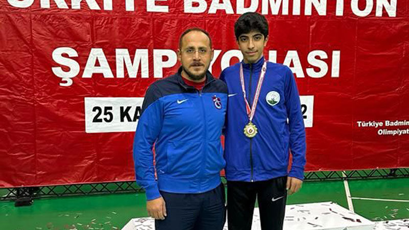 Osmangazili badmintoncudan altın madalya Osmangazi Belediyespor Badminton Takımı sporcularından Veysel Taşdemir, 17 Yaş Altı