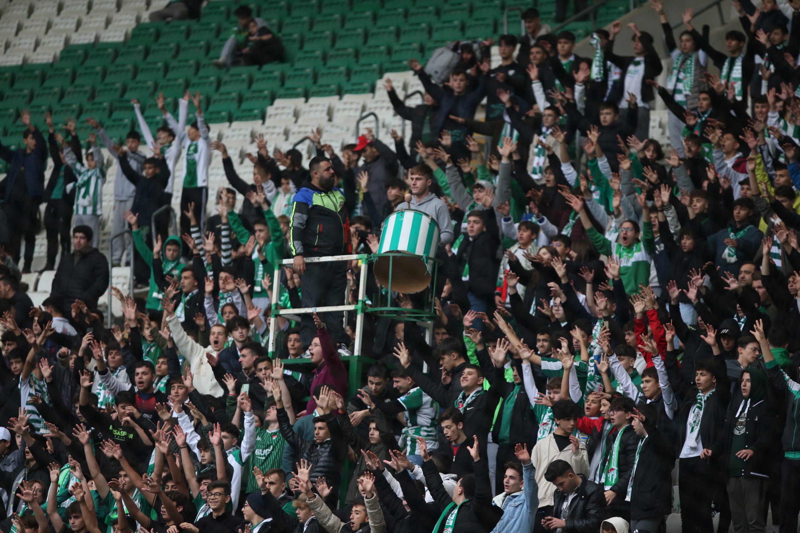 Bursaspor maçında ‘İstifa’ sesleri! Bursaspor maçında ‘İstifa’ sesleri!