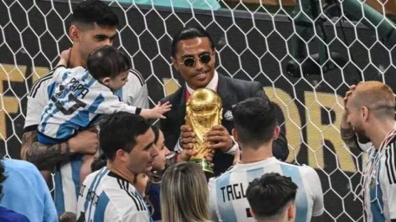 Finalde sahaya girmişti! FIFA Nusret için harekete geçti FIFA, restoran sahibi Nusret Gökçe'nin de aralarında bulunduğu bazı kişilerin,