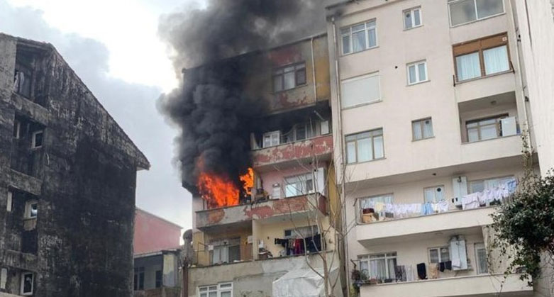 Yangında mahsur kalan biri çocuk 4 kişi kurtarıldı Yangında mahsur kalan biri çocuk 4 kişi kurtarıldı