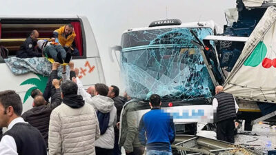 Yolcu otobüsü TIR’a çarptı! Yaralılar var