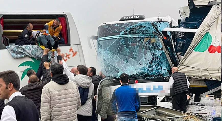 Yolcu otobüsü TIR’a çarptı! Yaralılar var