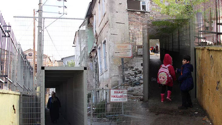 Öğrencilerin ‘çelik tünelli’ okul yolculuğu