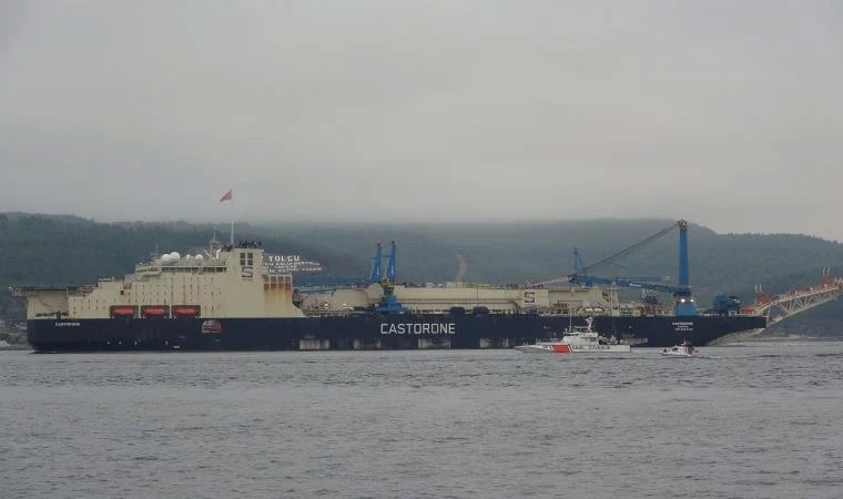 Doğal gaz boru serim işlemini tamamlayan gemi, Çanakkale Boğazı’ndan geçti