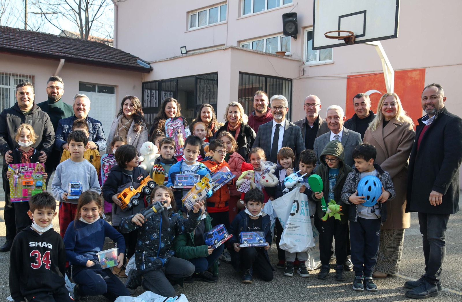 Başkan Erdem’den çocuklara yeni yıl hediyesi Başkan Erdem’den çocuklara yeni yıl hediyesi