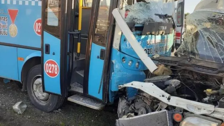 Kahramanmaraş’ta halk otobüsü ile minibüs çarpıştı: 1 ölü, 4 yaralı