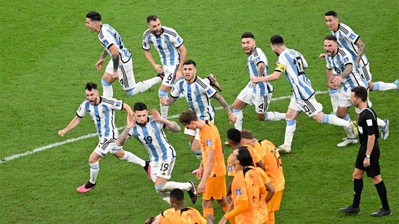 Arjantin’in Hollanda’yı elediği maçta tepki çeken kare Dünya Kupası Katar 2022 çeyrek finalinde Hollanda'yı normal süresi ve