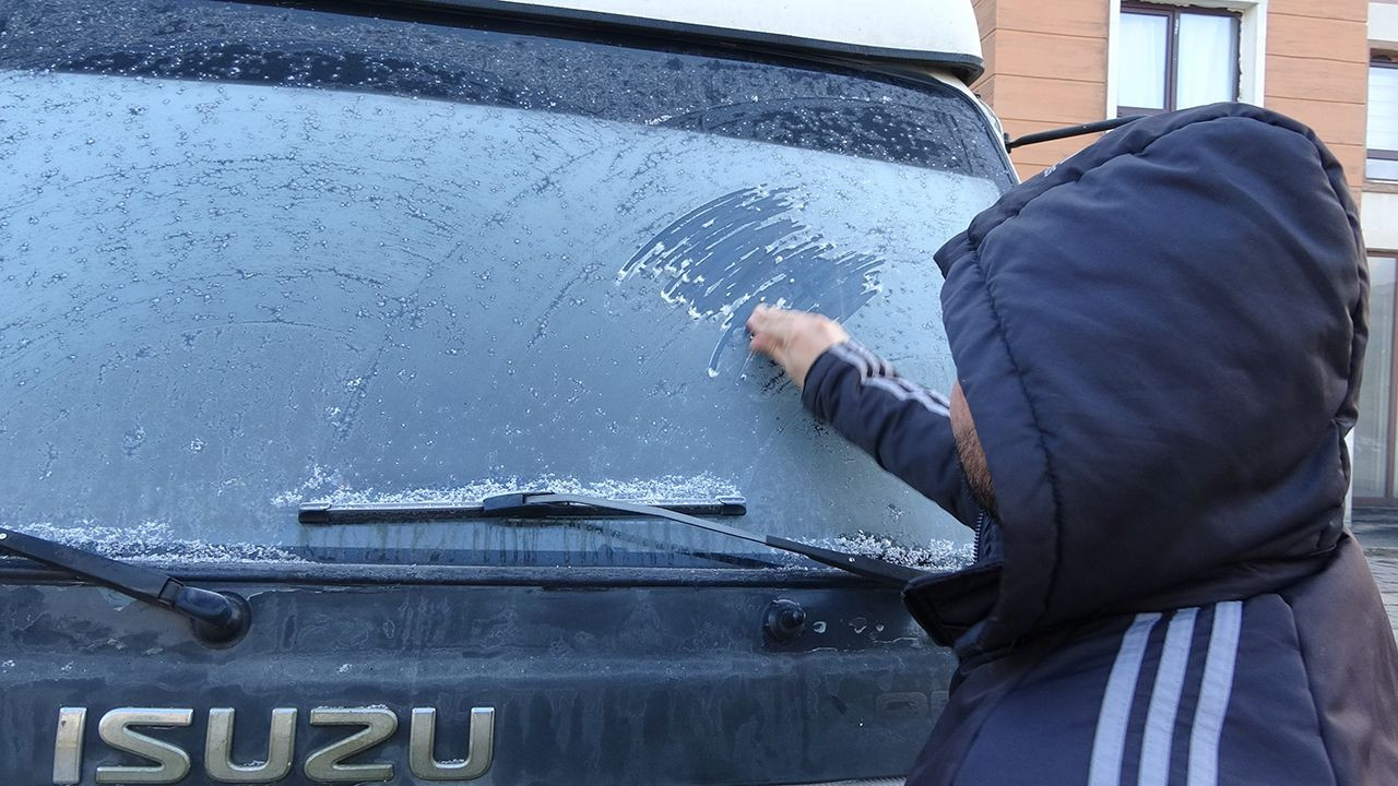 Yüksekova’da araçlar buz tuttu