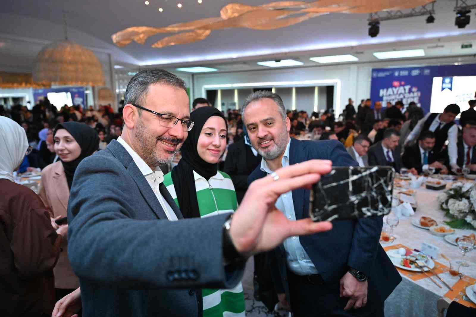 Bakan Kasapoğlu ve Başkan Aktaş gençlerle buluştu Bakan Kasapoğlu ve Başkan Aktaş gençlerle buluştu