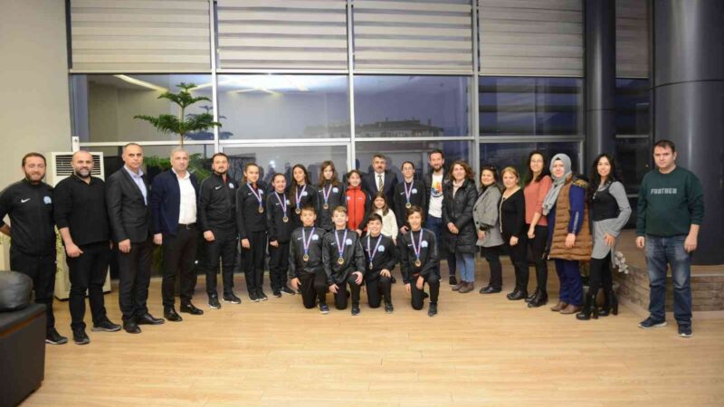 Başkan Yılmaz şampiyonları ağırladı Yıldırım Belediye Başkanı Oktay Yılmaz, yüzme ve tenis müsabakalarında başarılı