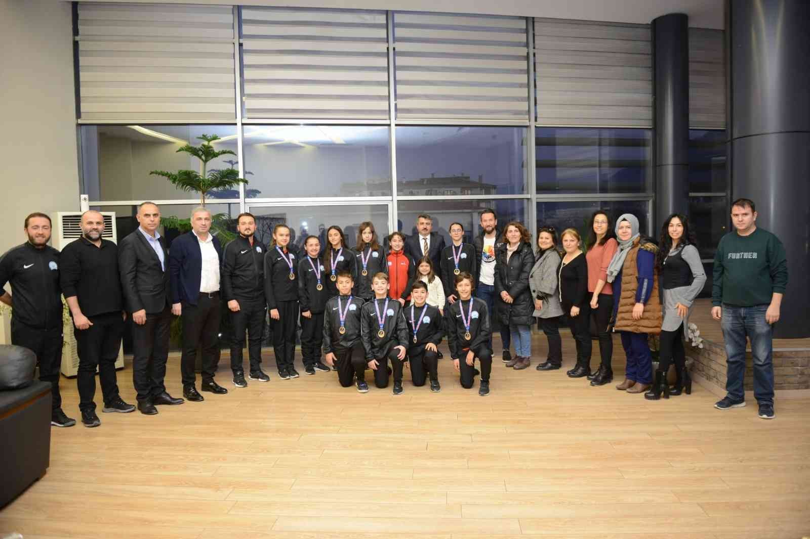 Başkan Yılmaz şampiyonları ağırladı