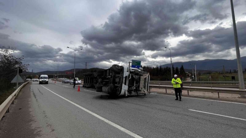 Bursa’da meydana gelen kazada, devrilen TIR'ın sürücüsü yaralandı.