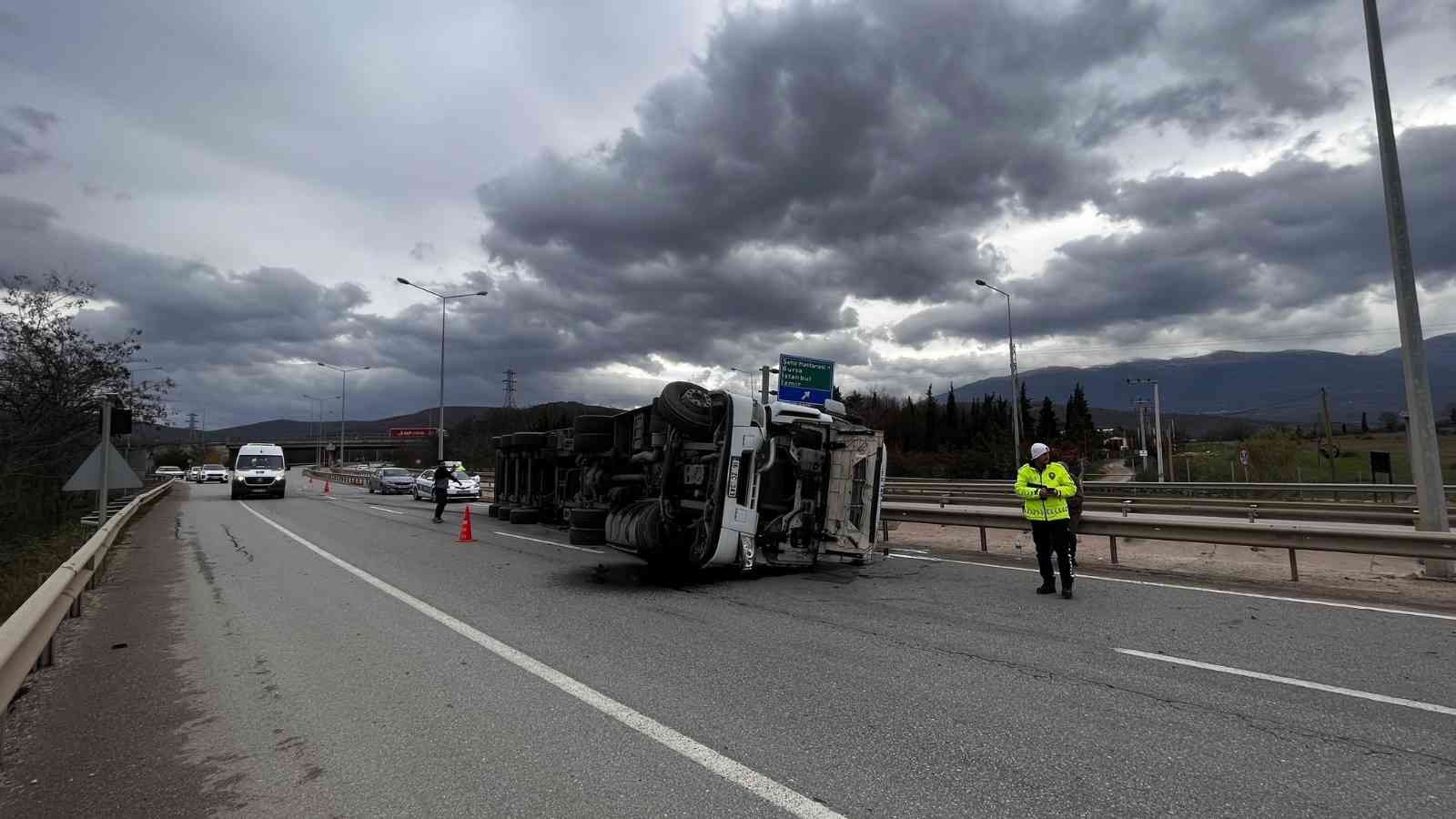 Bursa’da TIR devrildi Bursa’da TIR devrildi