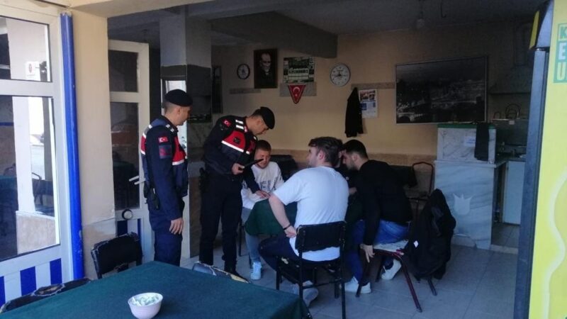 Bursa'da "huzur uygulaması"nda çeşitli suçlardan aranan 8 şüpheli gözaltına alındı.