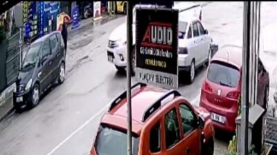 Bursa’da kamyonetle otomobil çarpıştı