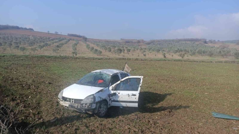 Bursa’da kontrolden çıkan otomobil tarlaya uçtu: 3 yaralı Bursa’da sürücüsünün kontrolünden çıkan otomobil yoldan çıkarak tarlaya uçtu. Kazada