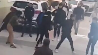 Bursa’da liseli gençlerin kavgası kamerada