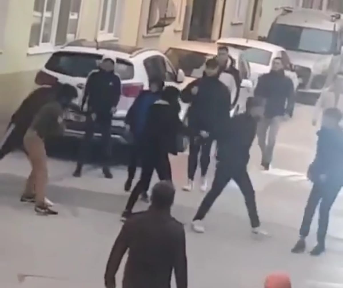 Bursa’da liseli gençlerin kavgası kamerada