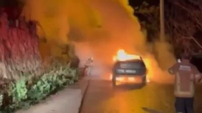 Bursa’da seyir halindeki otomobil alev alev yandı