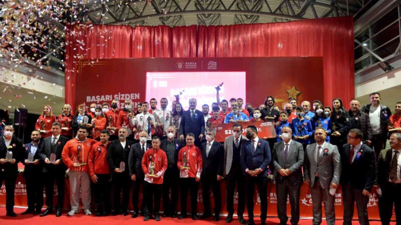 Bursa’da sporun yıldızlarına ödül yağmuru Spora ve sporcuya desteğini her geçen gün artırarak sürdüren Büyükşehir