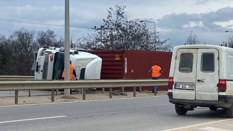 Bursa’da tır devrildi: 1 yaralı Bursa’nın Kestel ilçesinde kontrolden çıkan tırın devrilmesi sonucu sürücü yaralandı.