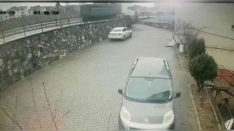 Bursa’da tır kazası kamerada Bursa’da yağışın etkisiyle kayganlaşan yolda kontrolden çıkan tır, bir siteye