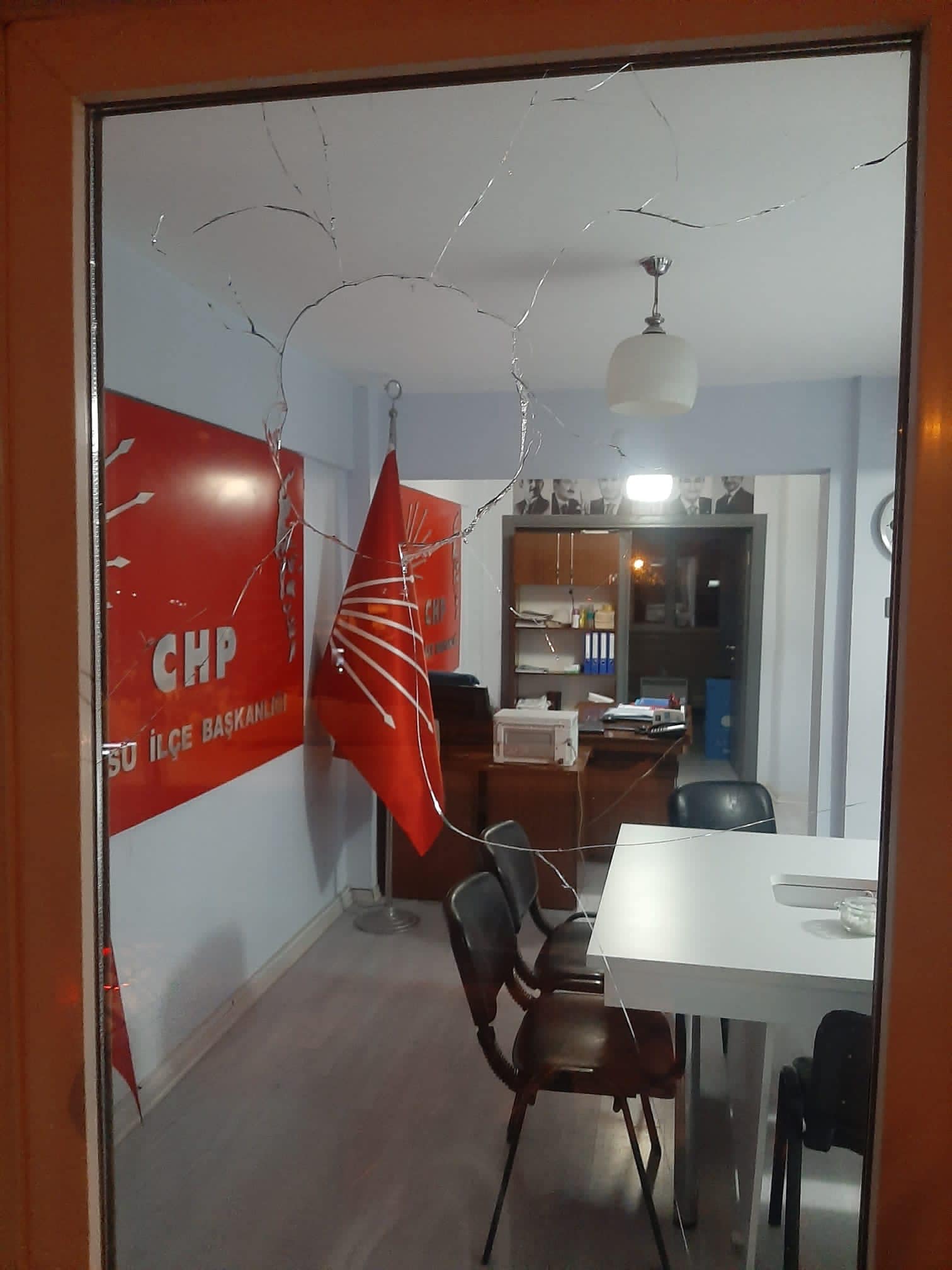 CHP Gürsu İlçe binasına taşlı saldırı! İl Başkanı Karaca’dan tepki