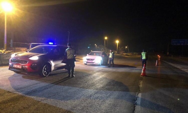 Bursa'da 463 jandarma personeliyle yapılan "Türkiye Huzur ve Güven Uygulaması"nda