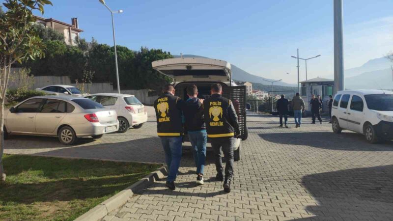 Gemlik Cumhuriyet Mahallesinde bulunan bir sitede, 10 aracın camını hırsızlık