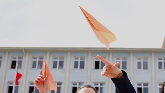 Öğrencisine kağıt uçağı yedirmeye çalışmış