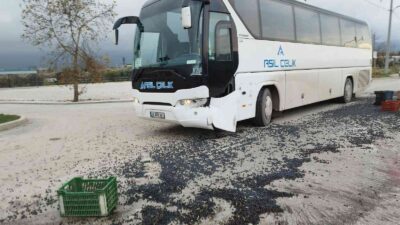 Bursa’da kamyonet ile otobüs çarpıştı! 1,5 ton zeytin yola saçıldı