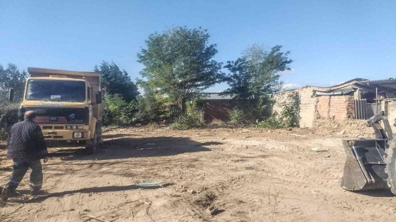 Karacabey’de metruk binalarla kararlı mücadele Karacabey Belediyesi, şehir genelindeki metruk binaları titizlikle yıkmaya devam ederken,