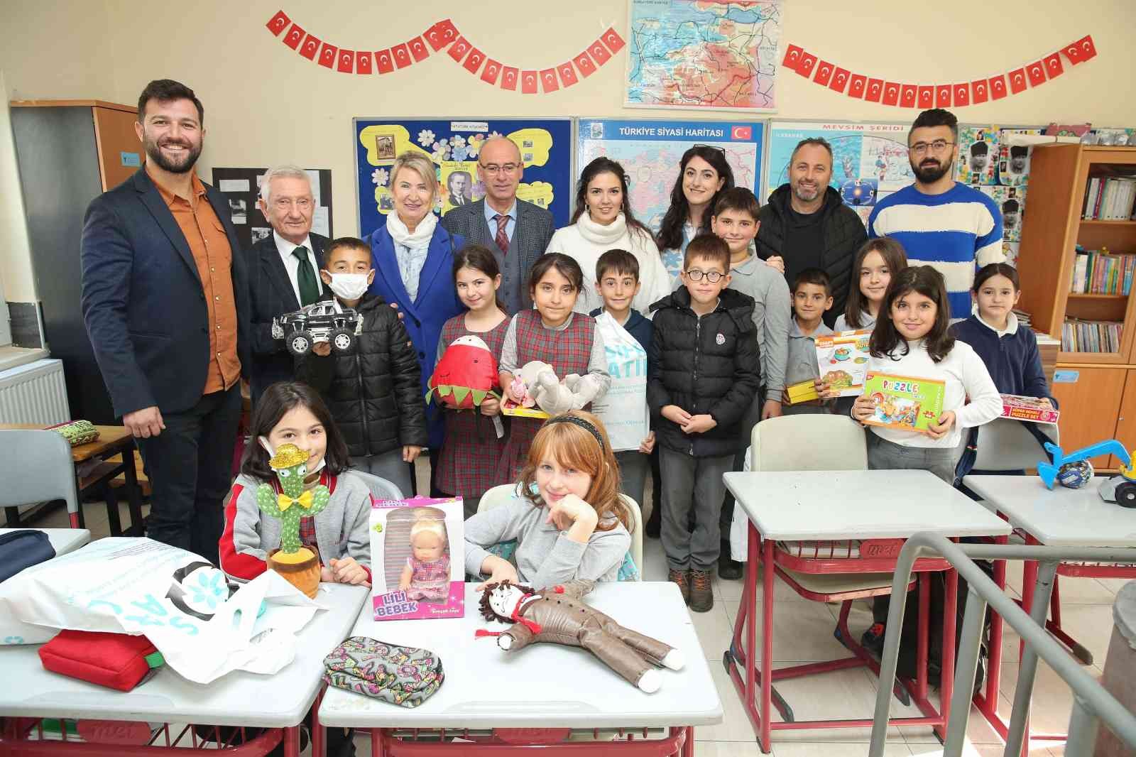 Nilüfer’de kırsaldaki çocukların yüzü oyuncakla güldü