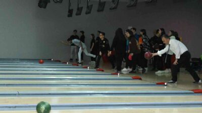 Bursa’da liseliler bowlingle stres atıyor