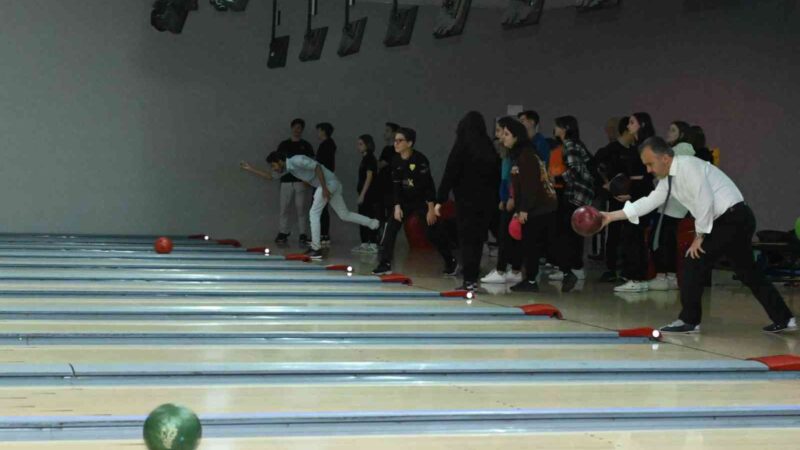 Bursa’da liseliler bowlingle stres atıyor Bursa Büyükşehir Belediyesi tarafından düzenlenen Büyükşehir Okul Sporları Etkinlikleri (BOSE)