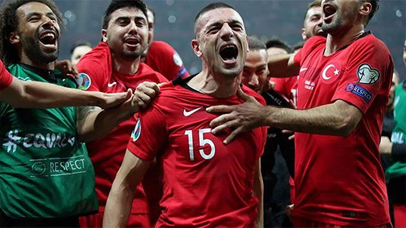 Milli futbolcuya hırsız şoku